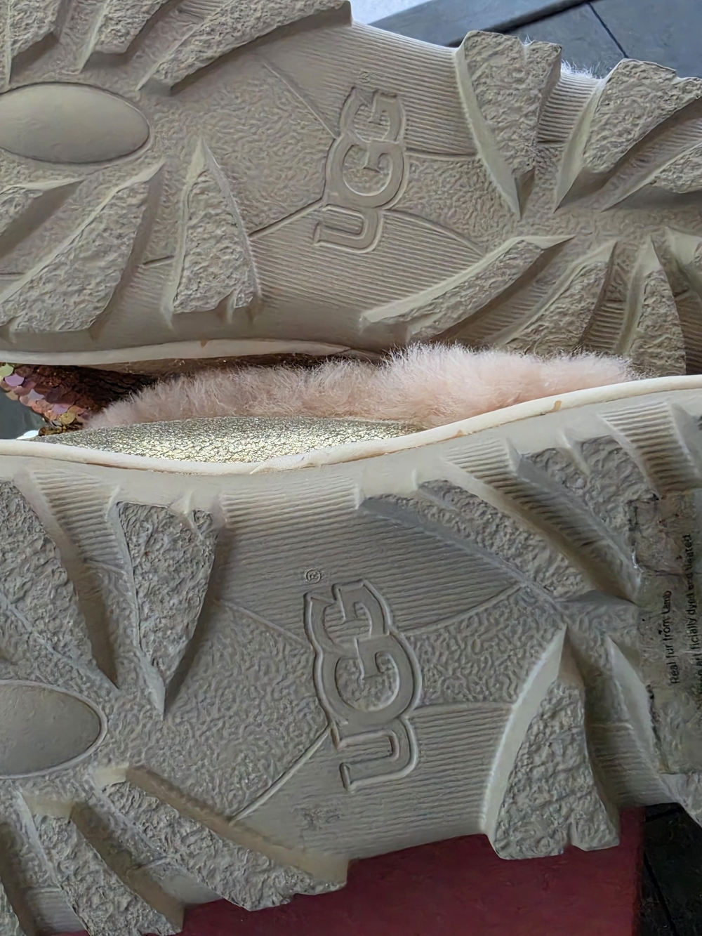 UGG ☆ Limited Edition ☆ 'Coquette' Sequin Bow Slipper in Gold - Picture 6 of 10